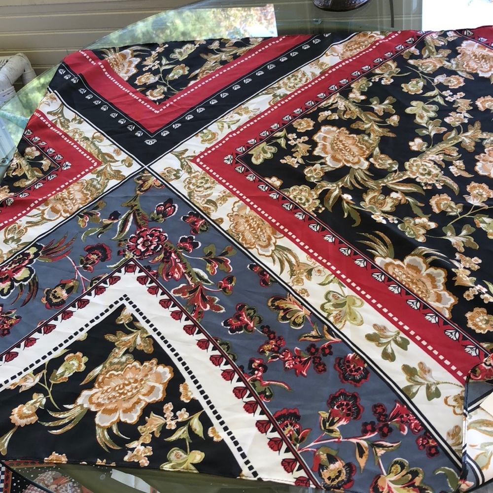 Beautiful scarf 💯 poly